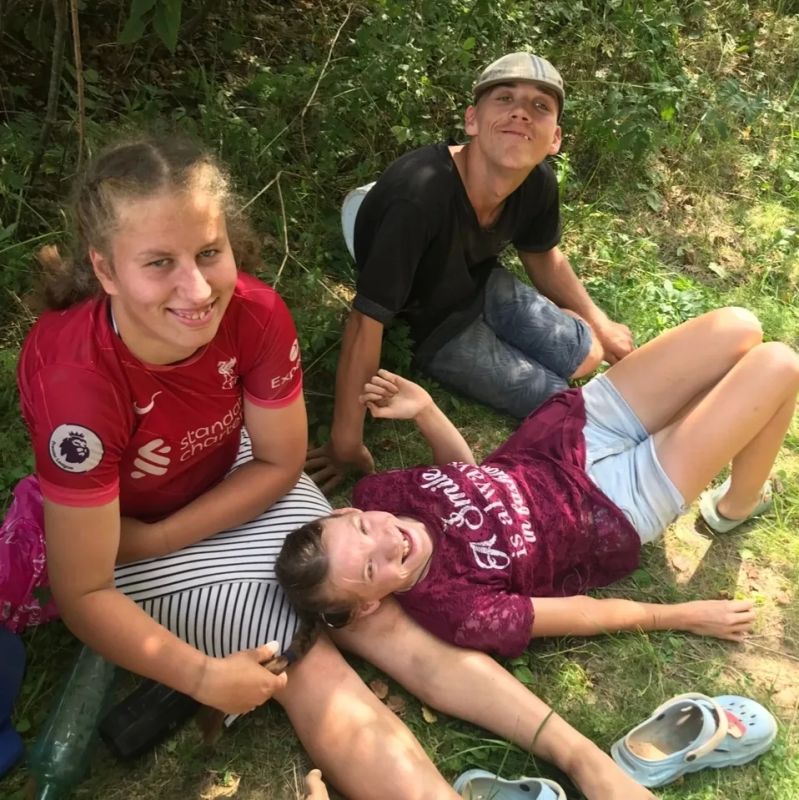 Старшие воспитанники ГБСУБО "Дубровский детский дом социального обслуживания "Планета детства" привыкли быть в гуще событий: они помогают взрослым по хозяйству, присматривают за малышами, поддерживают тех, кому трудно Старшие воспитанники ГБСУБО "Дубровский детский дом социального обслуживания "Планета детства" привыкли быть в гуще событий: они помогают взрослым по хозяйству, присматривают за малышами, поддерживают тех, кому трудно