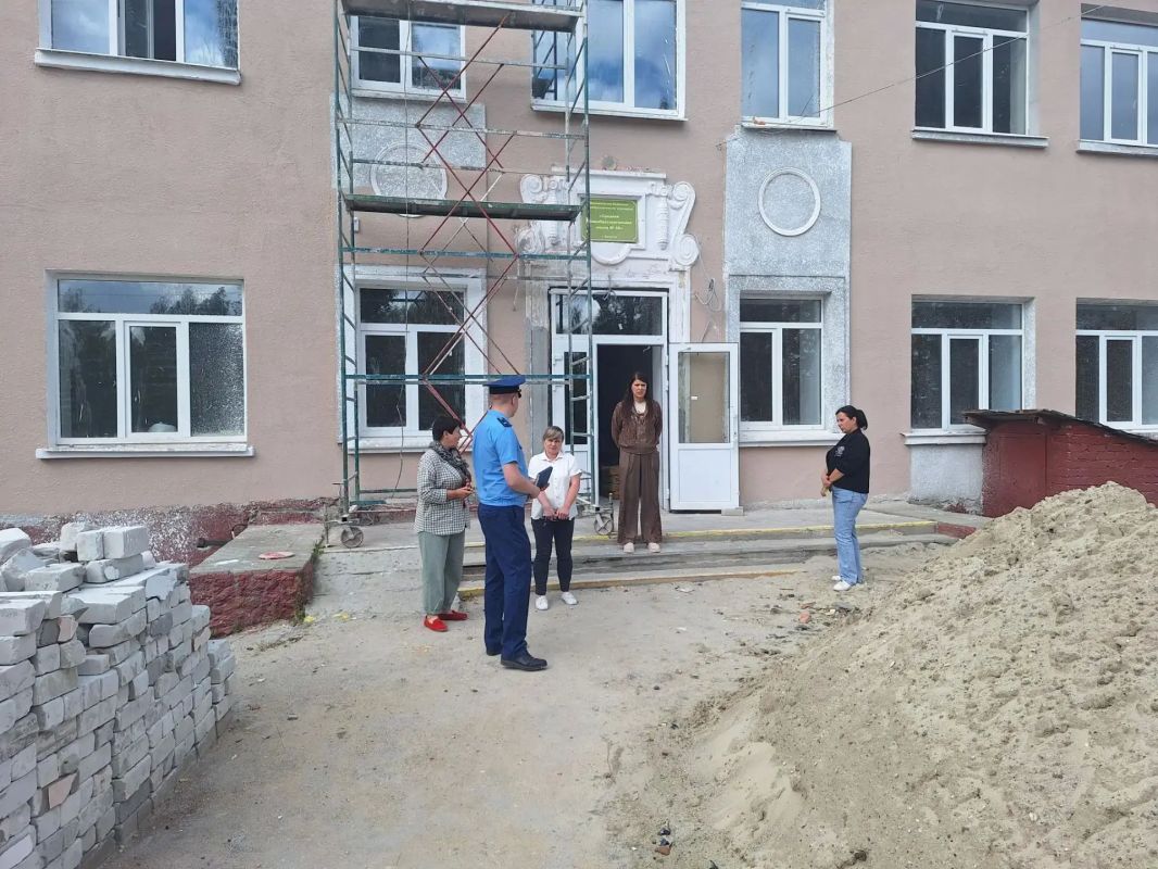 Прокуратура Фокинского района г. Брянска контролирует ход капитального ремонта школы Прокуратура Фокинского района г. Брянска контролирует ход капитального ремонта школы