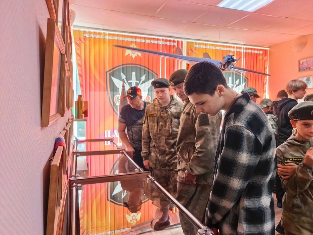 Брянские школьники провели день с спецназом Росгвардии Брянские школьники провели день с спецназом Росгвардии