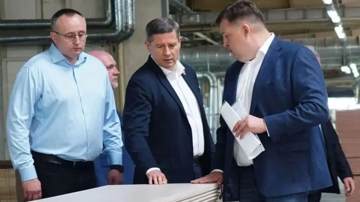 "Полстраны пользуется продукцией": врио губернатора Брянщины оценил потенциал Дятьковского района