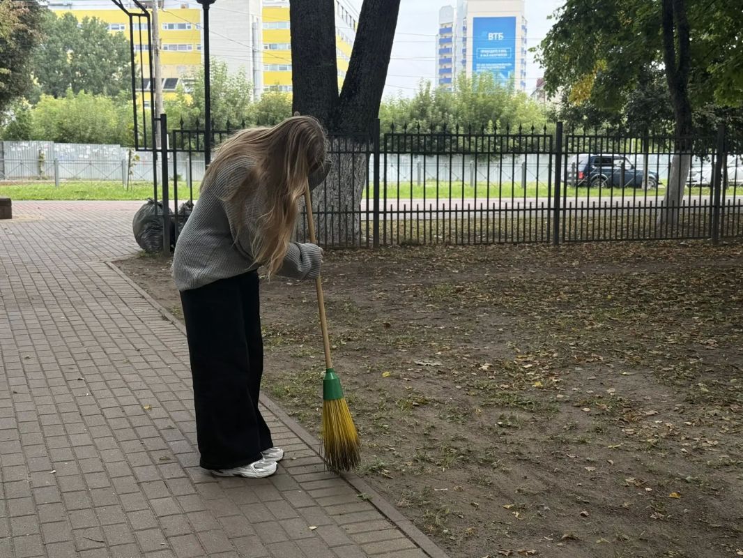 28 августа сотрудники управления молодежной политики Брянской области провели уборку в сквере «Комсомольский» Советского района города Брянска 28 августа сотрудники управления молодежной политики Брянской области провели уборку в сквере «Комсомольский» Советского района города Брянска