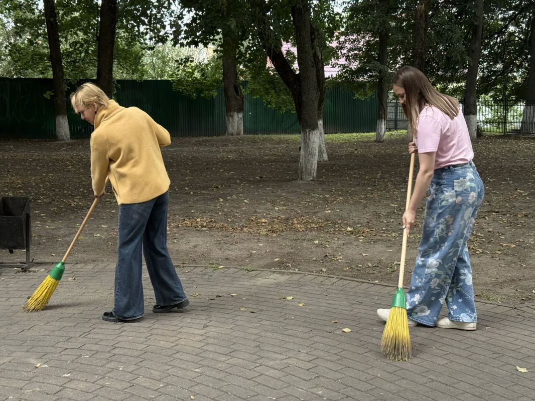 28 августа сотрудники управления молодежной политики Брянской области провели уборку в сквере «Комсомольский» Советского района города Брянска 28 августа сотрудники управления молодежной политики Брянской области провели уборку в сквере «Комсомольский» Советского района города Брянска