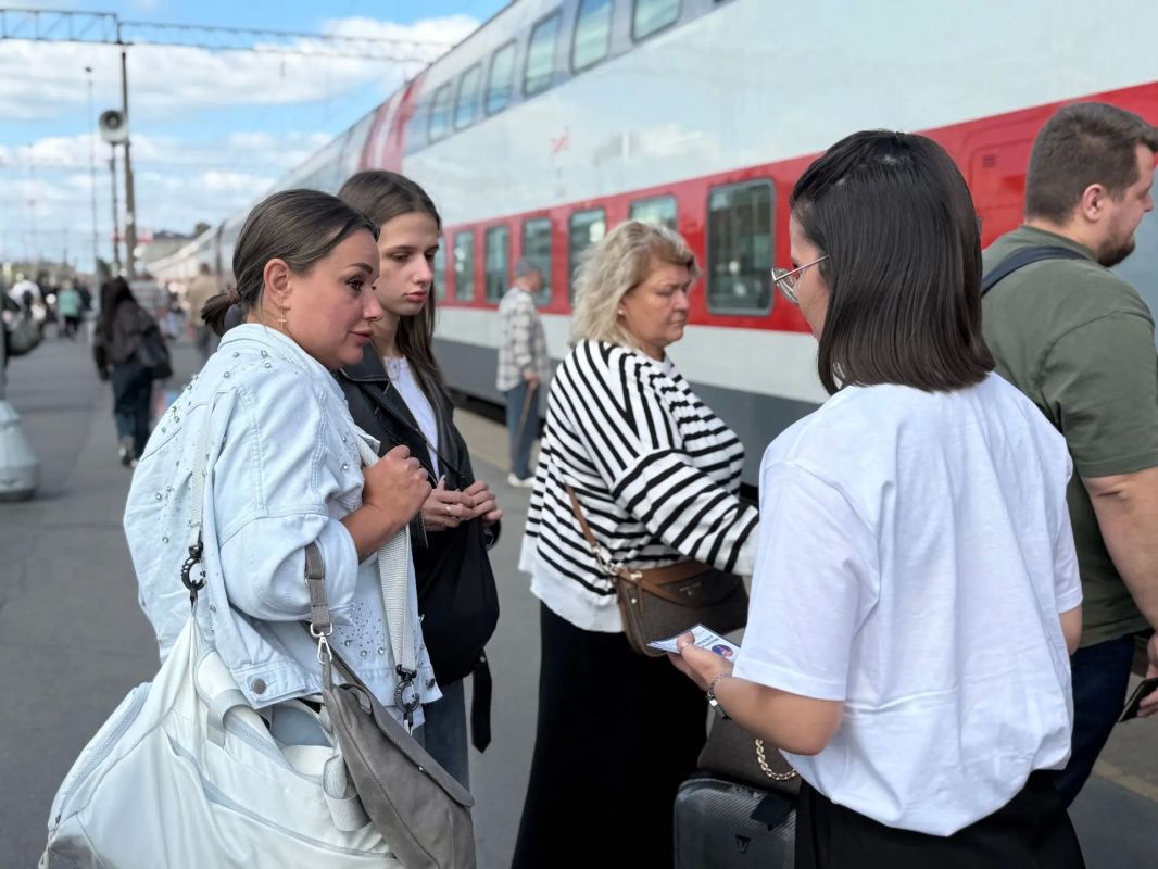 Голосуй, не меняя планов!. Расстояние от Брянска до столицы всего 386 км. Несмотря на введенный запрет работы аэропорта, тысячи жителей Брянщины на поездах и автобусах приезжают в Москву на работу и учебу, а многие, чтобы в... Голосуй, не меняя планов!. Расстояние от Брянска до столицы всего 386 км. Несмотря на введенный запрет работы аэропорта, тысячи жителей Брянщины на поездах и автобусах приезжают в Москву на работу и учебу, а многие, чтобы в...