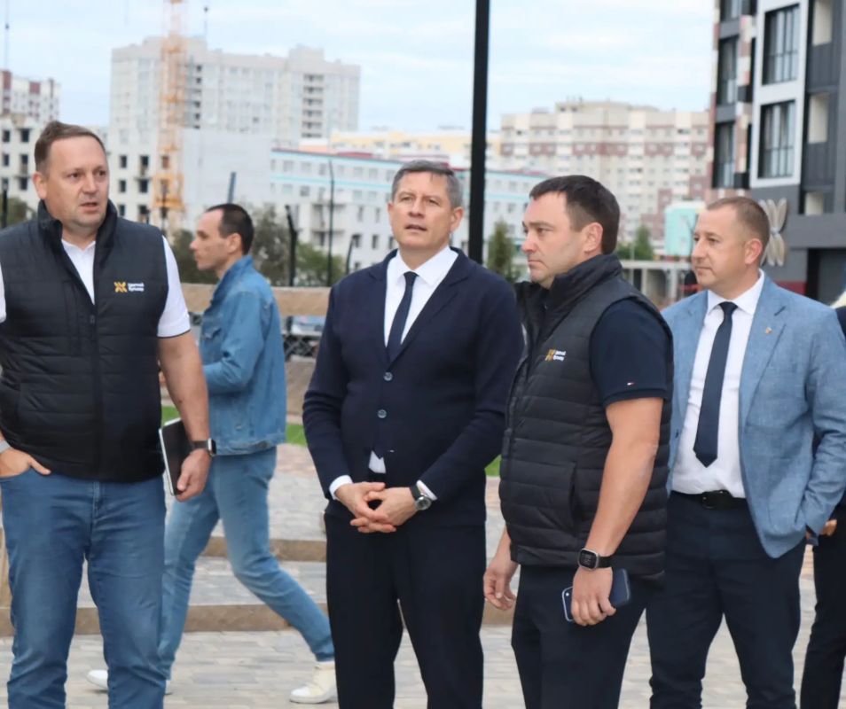 27 августа врио Губернатора Брянской области Егор Викторович Ковальчук посетил жилой комплекс «Цветной бульвар» в посёлке Путёвка — один из самых масштабных и современных проектов Брянского района 27 августа врио Губернатора Брянской области Егор Викторович Ковальчук посетил жилой комплекс «Цветной бульвар» в посёлке Путёвка — один из самых масштабных и современных проектов Брянского района