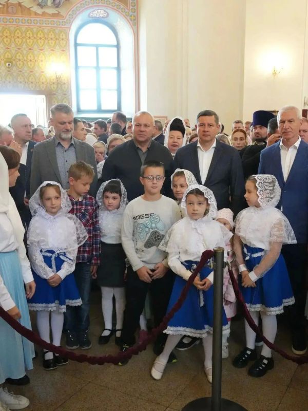 В Брянске прошел крестный ход в честь Свенской иконы Божьей Матери В Брянске прошел крестный ход в честь Свенской иконы Божьей Матери
