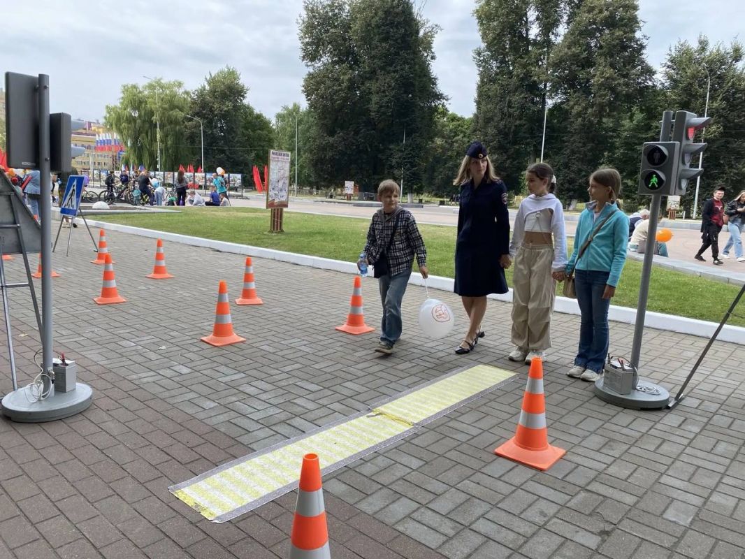 В Брянске Госавтоинспекция и «Лаборатория безопасности» провели для детей экспресс-курс дорожной грамотности В Брянске Госавтоинспекция и «Лаборатория безопасности» провели для детей экспресс-курс дорожной грамотности
