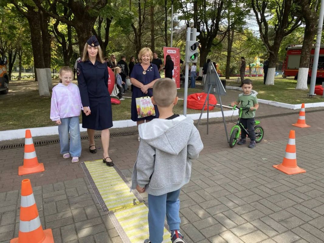 В Брянске Госавтоинспекция и «Лаборатория безопасности» провели для детей экспресс-курс дорожной грамотности В Брянске Госавтоинспекция и «Лаборатория безопасности» провели для детей экспресс-курс дорожной грамотности
