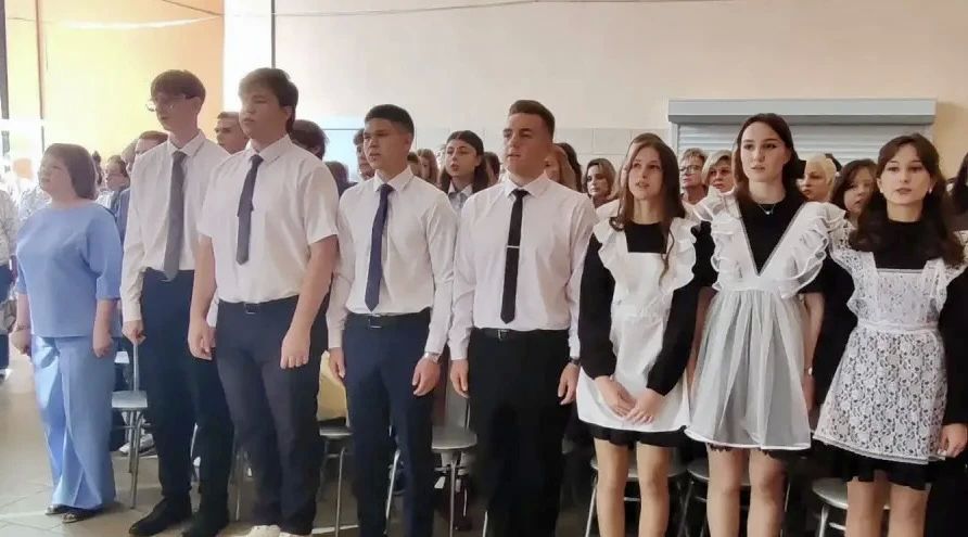 С Днём Знаний!. Сегодня в школах нашего города прозвучали первые звонки — и начался новый учебный год! Это время новых знаний, ярких открытий и крепкой дружбы С Днём Знаний!. Сегодня в школах нашего города прозвучали первые звонки — и начался новый учебный год! Это время новых знаний, ярких открытий и крепкой дружбы