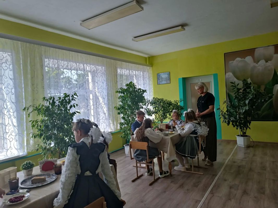 Сегодня в День знаний, 1 сентября, глава администрации Клинцовского района Максименко Л. И. посетила самую маленькую школу района, Оболешевскую Сегодня в День знаний, 1 сентября, глава администрации Клинцовского района Максименко Л. И. посетила самую маленькую школу района, Оболешевскую