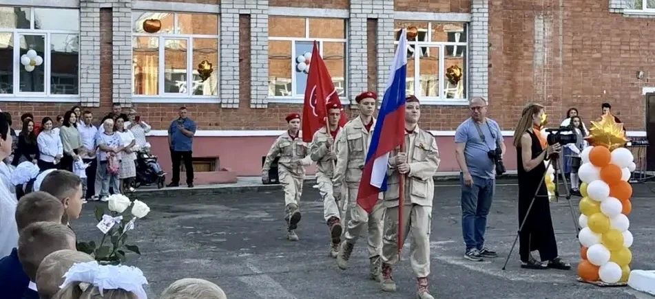 С Днём Знаний!. Сегодня в школах нашего города прозвучали первые звонки — и начался новый учебный год! Это время новых знаний, ярких открытий и крепкой дружбы С Днём Знаний!. Сегодня в школах нашего города прозвучали первые звонки — и начался новый учебный год! Это время новых знаний, ярких открытий и крепкой дружбы
