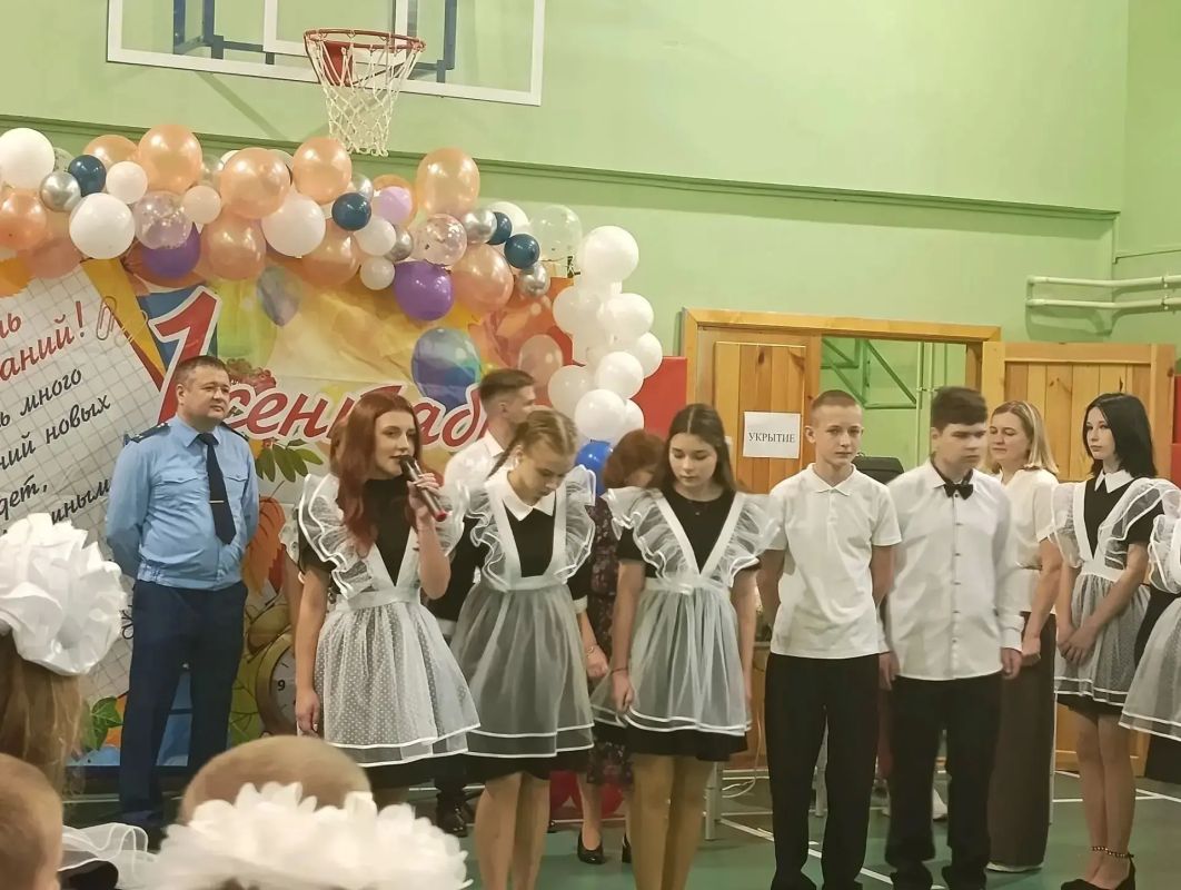 В День знаний сотрудники прокуратуры посетили торжественные линейки в школах Брянской области В День знаний сотрудники прокуратуры посетили торжественные линейки в школах Брянской области