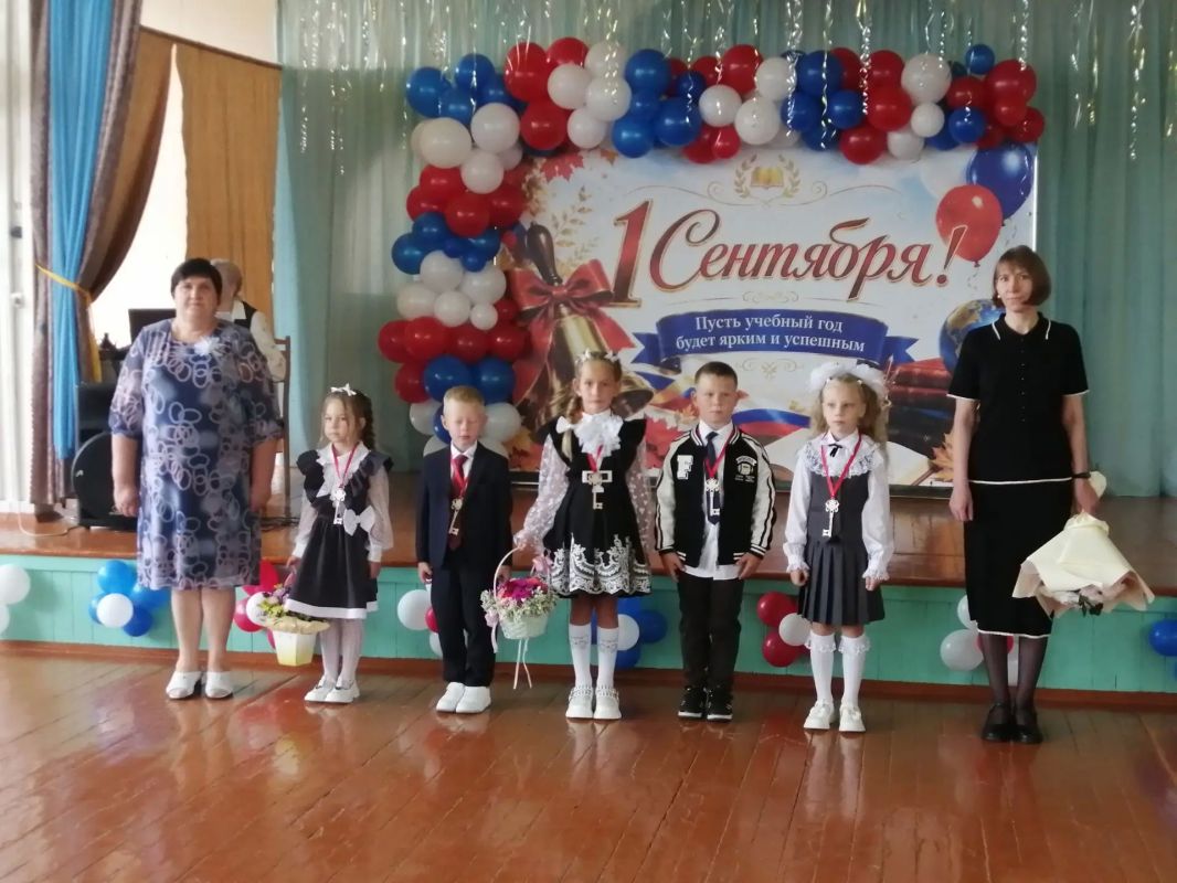 В Мирнинской школе прошла торжественная линейка, посвящённая Дню Знаний В Мирнинской школе прошла торжественная линейка, посвящённая Дню Знаний