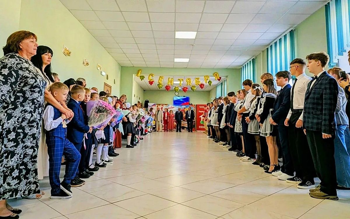 Сегодня 1 сентября в День знаний во всех образовательных организациях Брянской области прошли торжественные мероприятия, посвященные этому прекрасному первому осеннему празднику Сегодня 1 сентября в День знаний во всех образовательных организациях Брянской области прошли торжественные мероприятия, посвященные этому прекрасному первому осеннему празднику