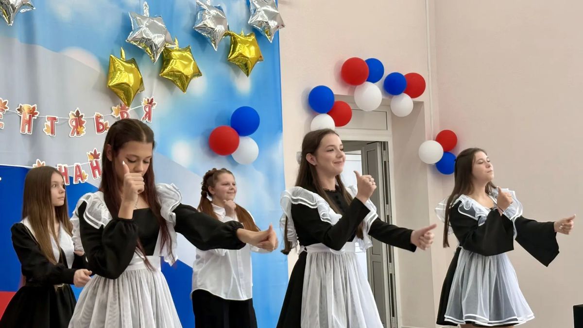 С Днём Знаний!. Сегодня в школах нашего города прозвучали первые звонки — и начался новый учебный год! Это время новых знаний, ярких открытий и крепкой дружбы С Днём Знаний!. Сегодня в школах нашего города прозвучали первые звонки — и начался новый учебный год! Это время новых знаний, ярких открытий и крепкой дружбы