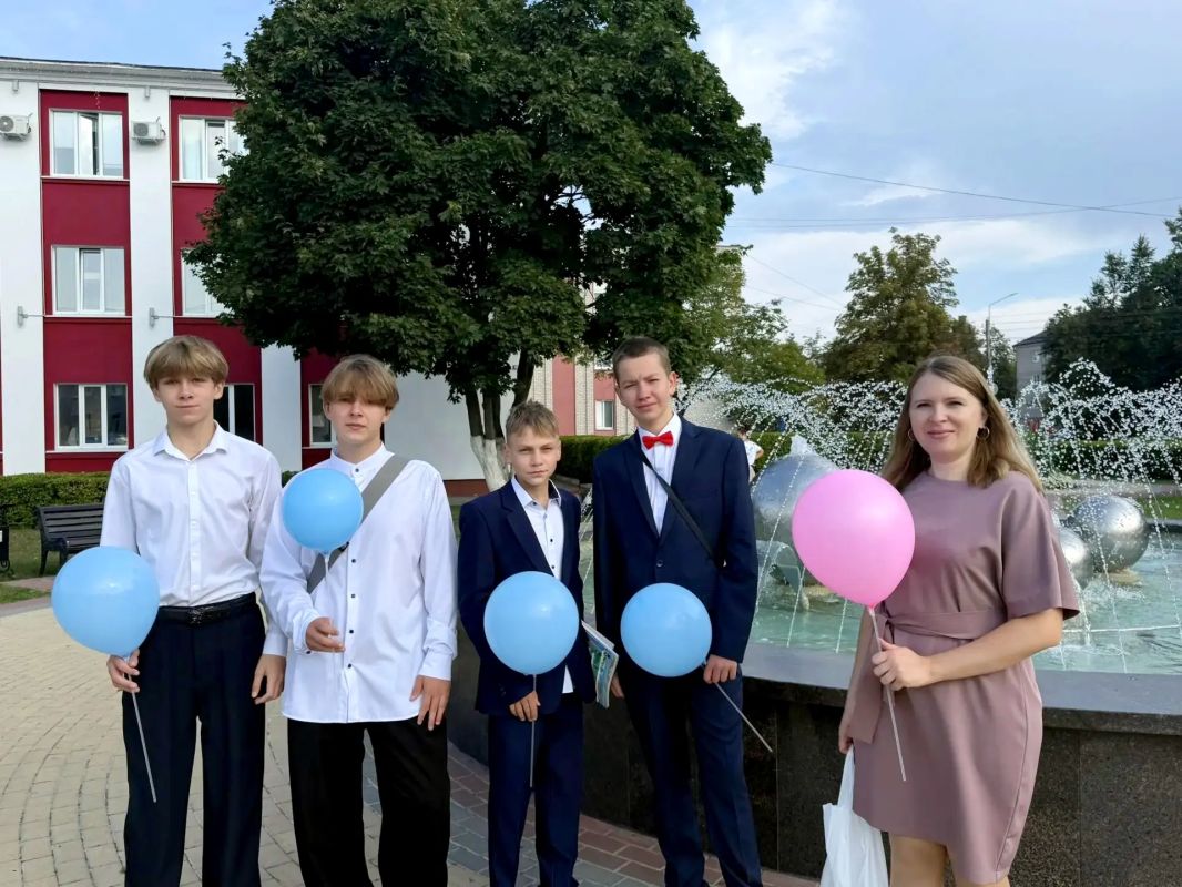 В День знаний, когда город Унеча наполнился звонкими голосами школьников и запахом свежих букетов, сотрудники отделения помощи семье, женщинам и детям, оказавшимся в трудной жизненной ситуации, ГБУ КЦСОН Унечского района... В День знаний, когда город Унеча наполнился звонкими голосами школьников и запахом свежих букетов, сотрудники отделения помощи семье, женщинам и детям, оказавшимся в трудной жизненной ситуации, ГБУ КЦСОН Унечского района...