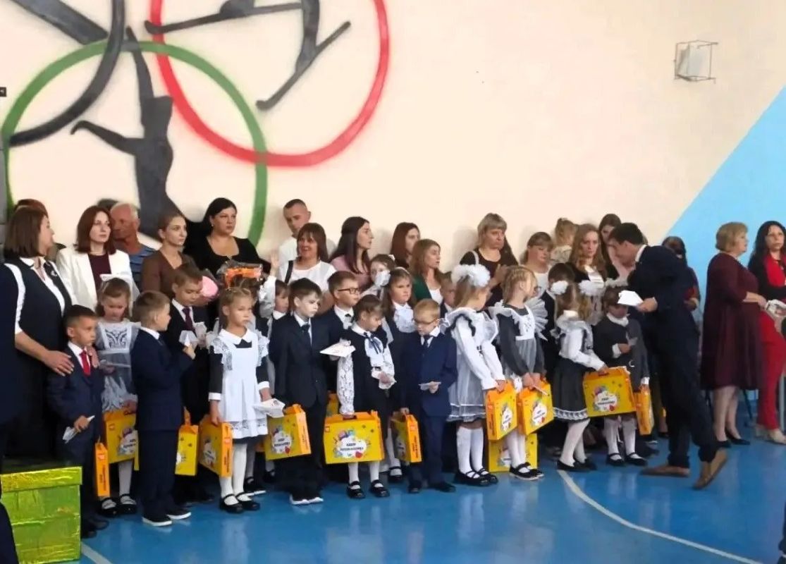 Сегодня 1 сентября в День знаний во всех образовательных организациях Брянской области прошли торжественные мероприятия, посвященные этому прекрасному первому осеннему празднику Сегодня 1 сентября в День знаний во всех образовательных организациях Брянской области прошли торжественные мероприятия, посвященные этому прекрасному первому осеннему празднику