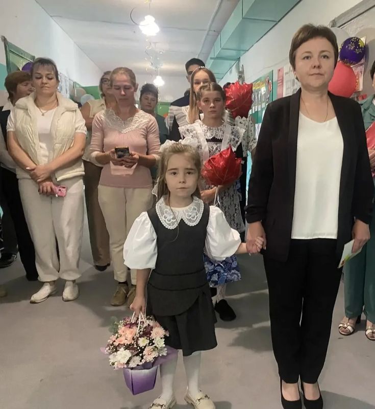 1 сентября в Петровобудской школе состоялась торжественная линейка, посвящённая началу нового учебного года 1 сентября в Петровобудской школе состоялась торжественная линейка, посвящённая началу нового учебного года