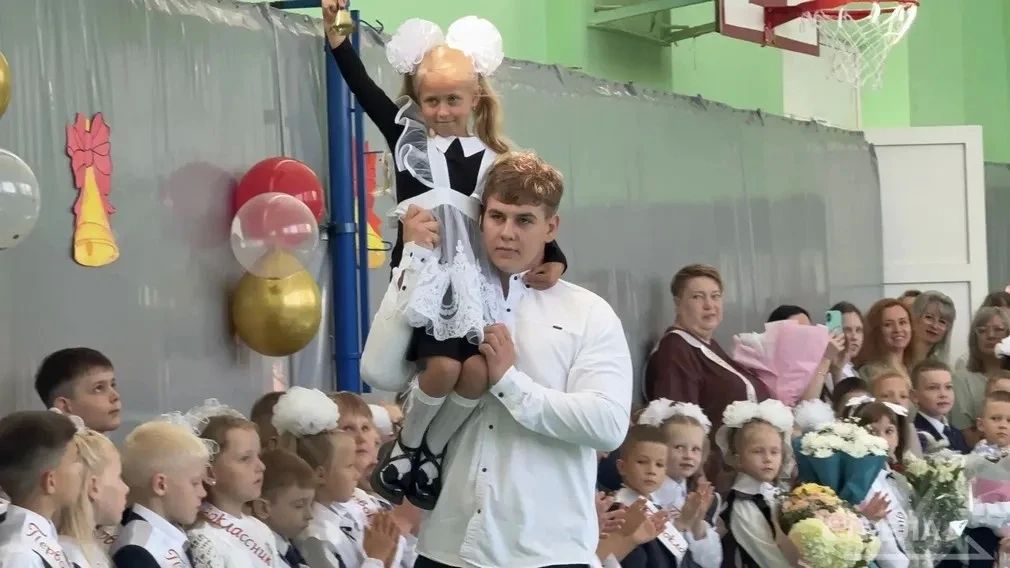 Первый звонок прозвенел: в Брянске проходят торжественные линейки Сегодня, 1 сентября, школы Брянской области встречают учеников после летних каникул. За парты сядут почти 123 тысячи школьников, более 10 тысяч из них —... Первый звонок прозвенел: в Брянске проходят торжественные линейки Сегодня, 1 сентября, школы Брянской области встречают учеников после летних каникул. За парты сядут почти 123 тысячи школьников, более 10 тысяч из них —...