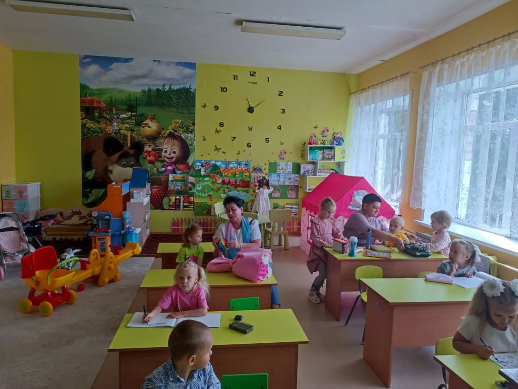 Сегодня в День знаний, 1 сентября, глава администрации Клинцовского района Максименко Л. И. посетила самую маленькую школу района, Оболешевскую Сегодня в День знаний, 1 сентября, глава администрации Клинцовского района Максименко Л. И. посетила самую маленькую школу района, Оболешевскую