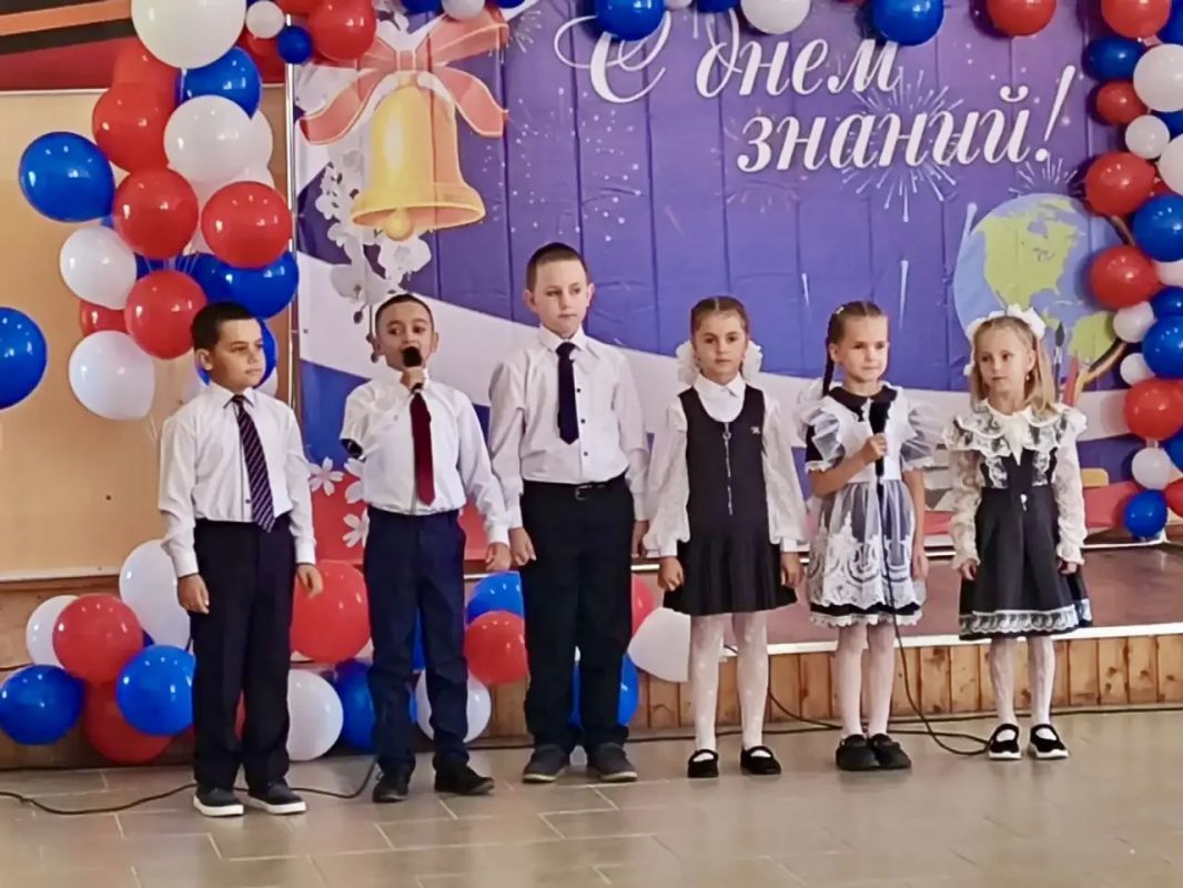 С Днём Знаний!. Сегодня в школах нашего города прозвучали первые звонки — и начался новый учебный год! Это время новых знаний, ярких открытий и крепкой дружбы С Днём Знаний!. Сегодня в школах нашего города прозвучали первые звонки — и начался новый учебный год! Это время новых знаний, ярких открытий и крепкой дружбы
