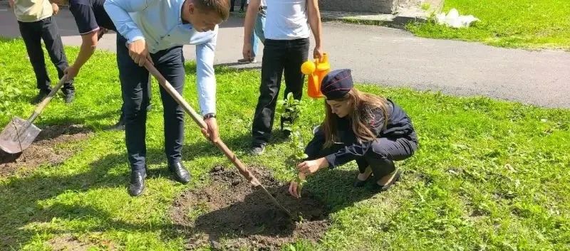 Брянские полицейские высадили яблони с воспитанниками карачевского приюта Брянские полицейские высадили яблони с воспитанниками карачевского приюта