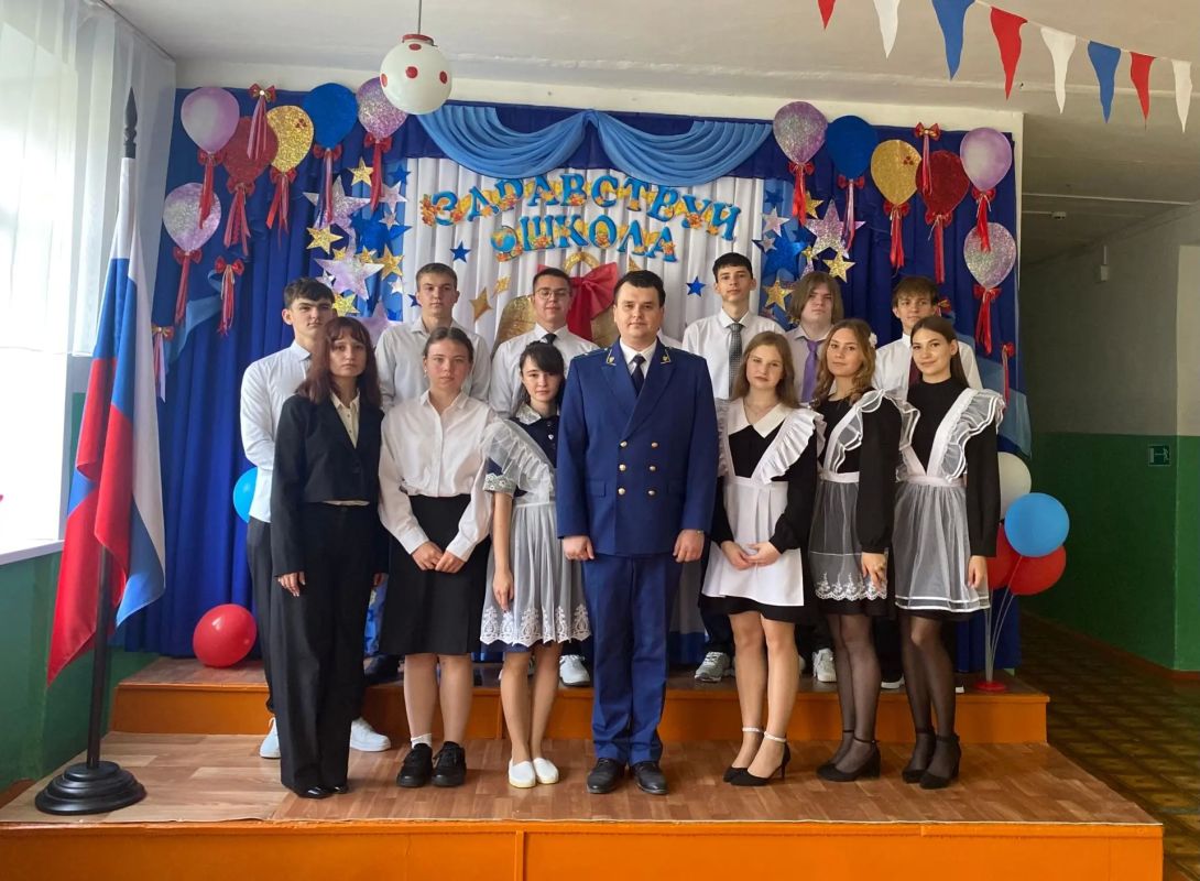 В День знаний сотрудники прокуратуры посетили торжественные линейки в школах Брянской области В День знаний сотрудники прокуратуры посетили торжественные линейки в школах Брянской области