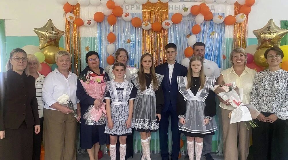 1 сентября в Петровобудской школе состоялась торжественная линейка, посвящённая началу нового учебного года 1 сентября в Петровобудской школе состоялась торжественная линейка, посвящённая началу нового учебного года