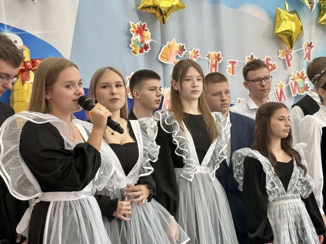 С Днём Знаний!. Сегодня в школах нашего города прозвучали первые звонки — и начался новый учебный год! Это время новых знаний, ярких открытий и крепкой дружбы С Днём Знаний!. Сегодня в школах нашего города прозвучали первые звонки — и начался новый учебный год! Это время новых знаний, ярких открытий и крепкой дружбы