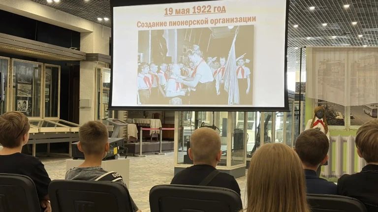 В Брянске школьников научили завязывать пионерские галстуки В Брянске школьников научили завязывать пионерские галстуки