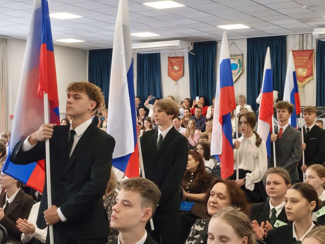 Руководитель и сотрудники следственного управления СК России по Брянской области приняли участие в торжественных мероприятиях, посвященных Дню знаний Руководитель и сотрудники следственного управления СК России по Брянской области приняли участие в торжественных мероприятиях, посвященных Дню знаний