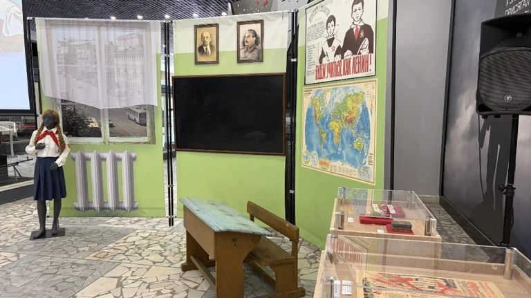 В Брянске школьников научили завязывать пионерские галстуки В Брянске школьников научили завязывать пионерские галстуки