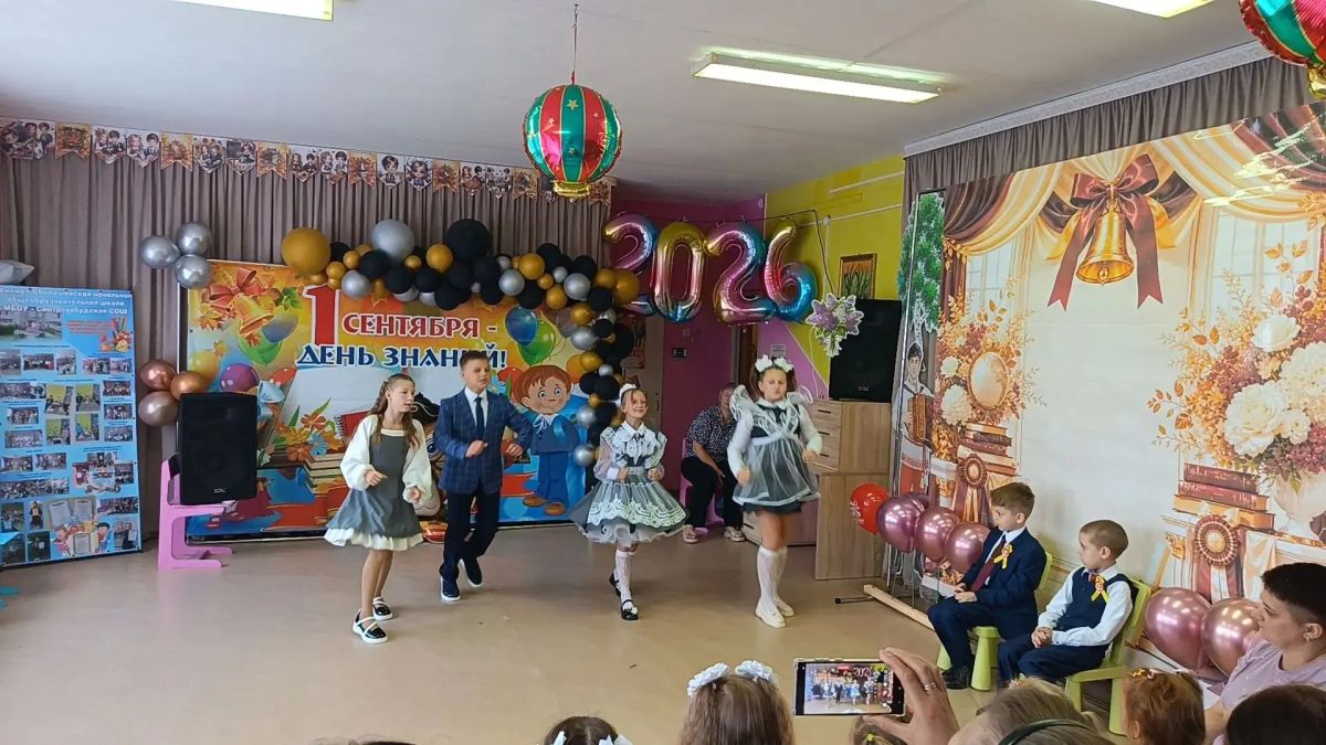 Сегодня в День знаний, 1 сентября, глава администрации Клинцовского района Максименко Л. И. посетила самую маленькую школу района, Оболешевскую Сегодня в День знаний, 1 сентября, глава администрации Клинцовского района Максименко Л. И. посетила самую маленькую школу района, Оболешевскую