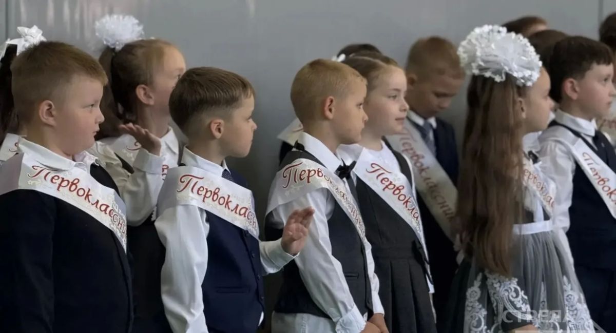 Первый звонок прозвенел: в Брянске проходят торжественные линейки Сегодня, 1 сентября, школы Брянской области встречают учеников после летних каникул. За парты сядут почти 123 тысячи школьников, более 10 тысяч из них —... Первый звонок прозвенел: в Брянске проходят торжественные линейки Сегодня, 1 сентября, школы Брянской области встречают учеников после летних каникул. За парты сядут почти 123 тысячи школьников, более 10 тысяч из них —...