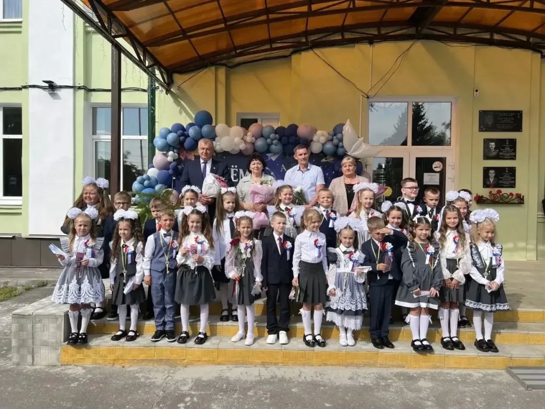 Сегодня во всех школах нашего района прошли торжественные линейки, посвященные Дню знаний Сегодня во всех школах нашего района прошли торжественные линейки, посвященные Дню знаний