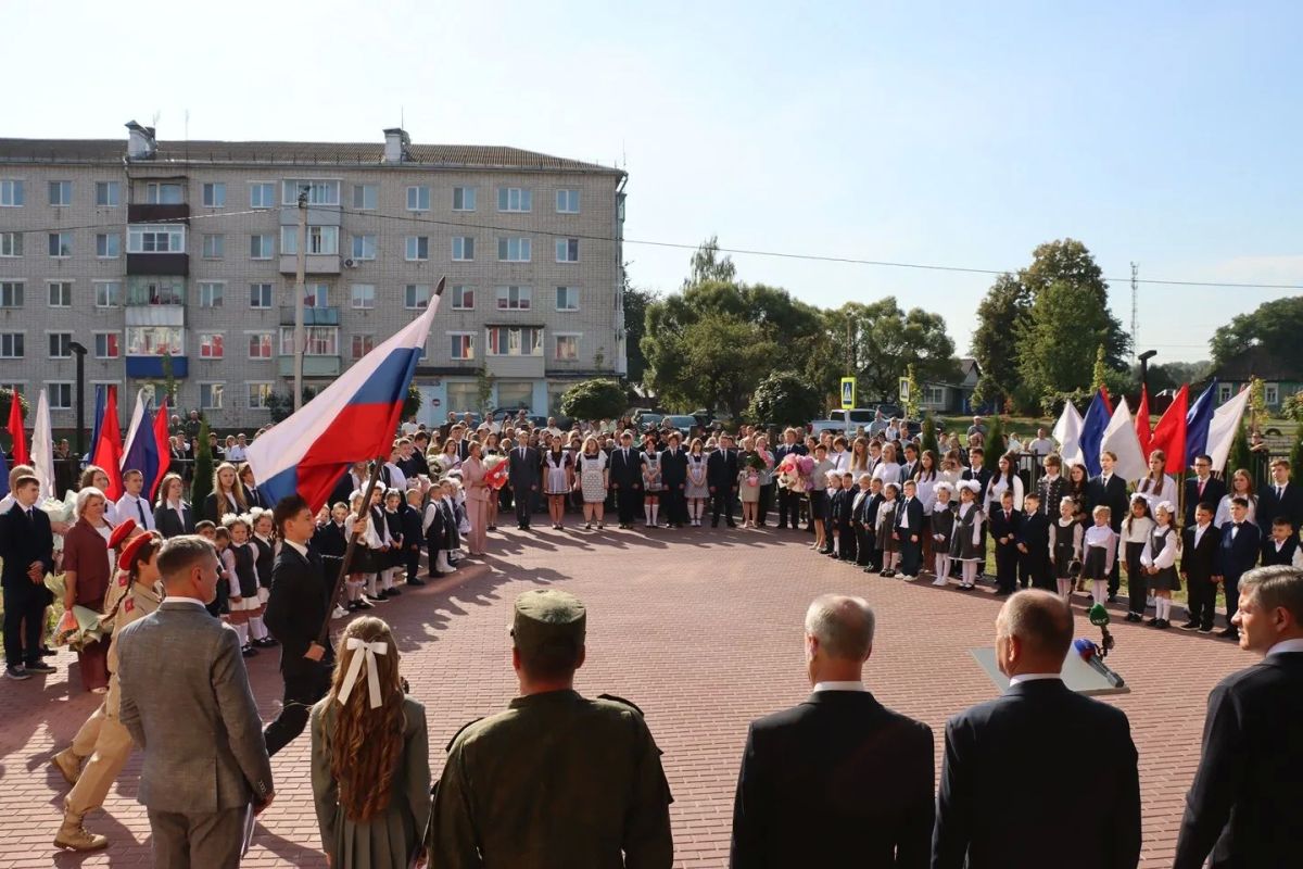 В Любохонской школе руководители области дали старт новому учебному году В Любохонской школе руководители области дали старт новому учебному году