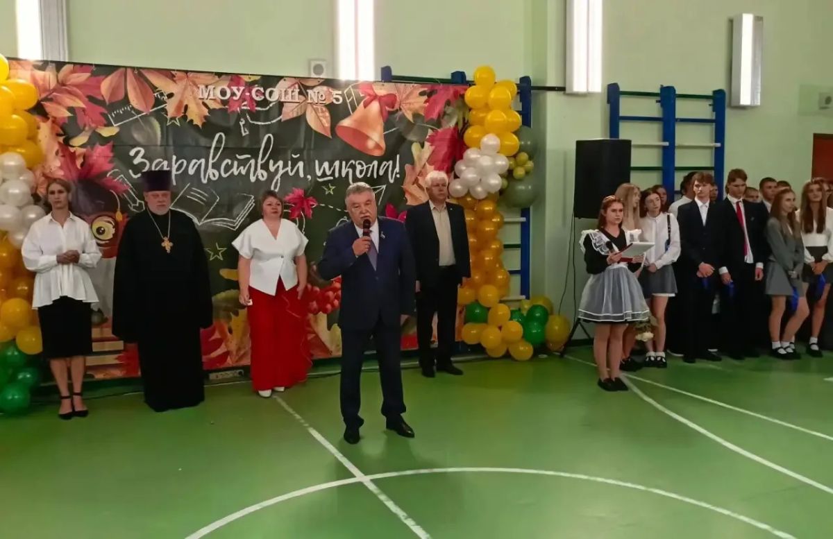 Сегодня во всех школах нашего района прошли торжественные линейки, посвященные Дню знаний Сегодня во всех школах нашего района прошли торжественные линейки, посвященные Дню знаний