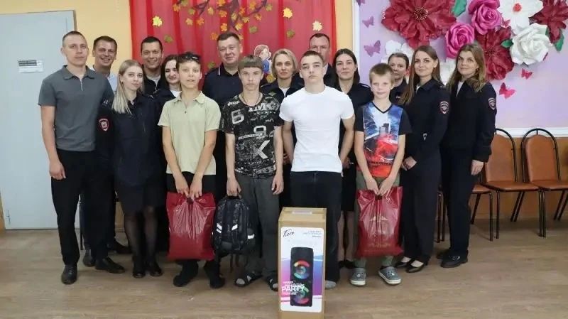 Брянские полицейские высадили яблони с воспитанниками карачевского приюта Брянские полицейские высадили яблони с воспитанниками карачевского приюта