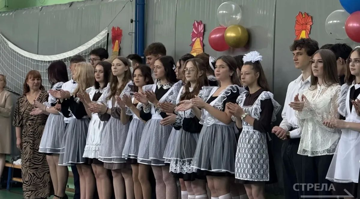 Первый звонок прозвенел: в Брянске проходят торжественные линейки Сегодня, 1 сентября, школы Брянской области встречают учеников после летних каникул. За парты сядут почти 123 тысячи школьников, более 10 тысяч из них —... Первый звонок прозвенел: в Брянске проходят торжественные линейки Сегодня, 1 сентября, школы Брянской области встречают учеников после летних каникул. За парты сядут почти 123 тысячи школьников, более 10 тысяч из них —...