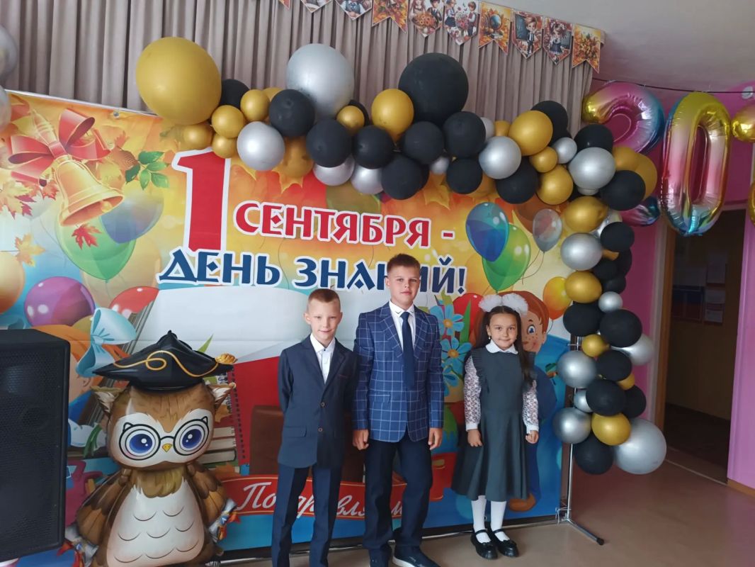Сегодня в День знаний, 1 сентября, глава администрации Клинцовского района Максименко Л. И. посетила самую маленькую школу района, Оболешевскую Сегодня в День знаний, 1 сентября, глава администрации Клинцовского района Максименко Л. И. посетила самую маленькую школу района, Оболешевскую