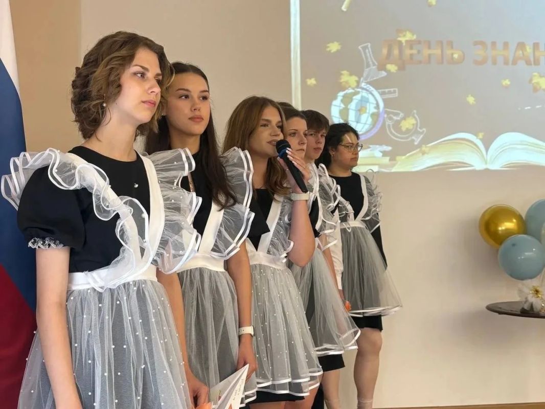 С Днём знаний!. 1 сентября в МБОУ-Кокинская СОШ состоялся замечательный и по-настоящему волшебный праздник "День знаний", который дал старт новому учебному году! С Днём знаний!. 1 сентября в МБОУ-Кокинская СОШ состоялся замечательный и по-настоящему волшебный праздник "День знаний", который дал старт новому учебному году!