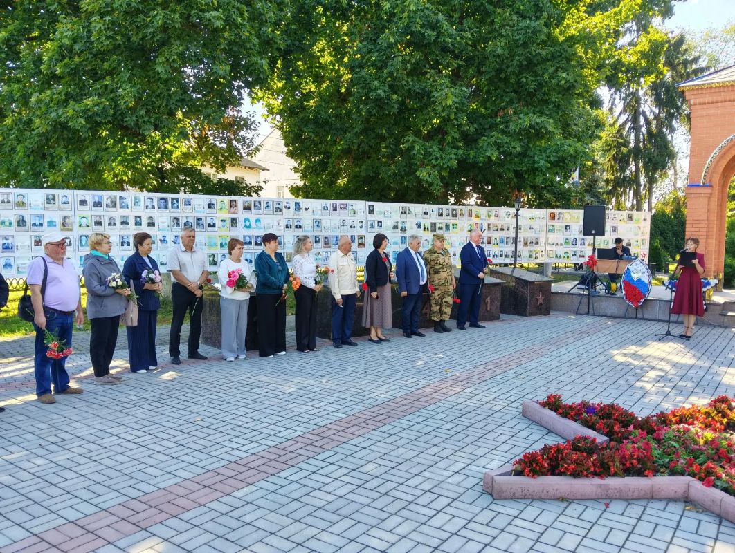 2 сентябряв Погарена мемориалевозле часовнисостоялся митинг, посвященный 81 годовщине окончанияВторой мировой войны 2 сентябряв Погарена мемориалевозле часовнисостоялся митинг, посвященный 81 годовщине окончанияВторой мировой войны