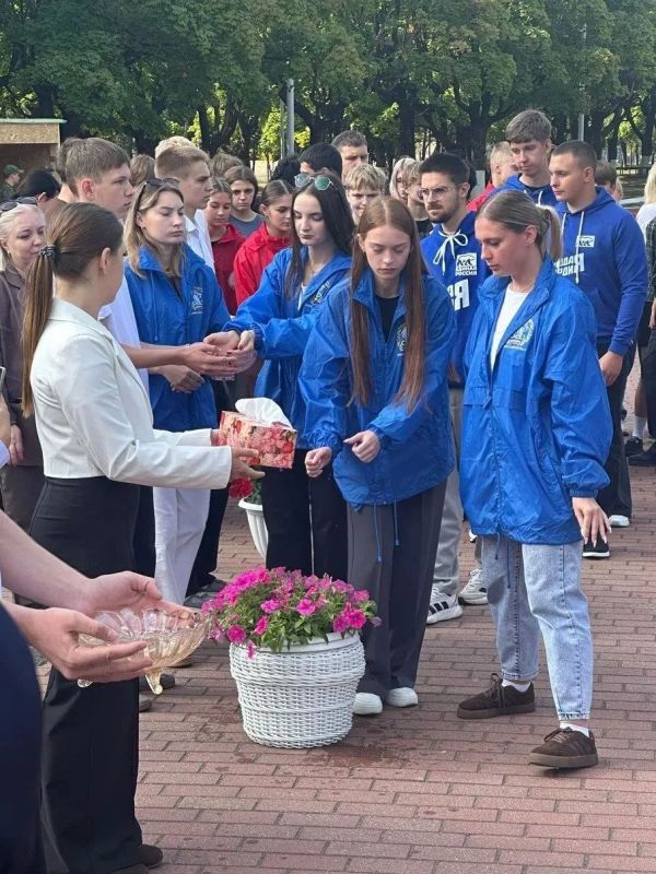 «Зачем в детей? Зачем стреляли...» - словами этой песни начался памятный митинг, посвященный жертвам Беслана «Зачем в детей? Зачем стреляли...» - словами этой песни начался памятный митинг, посвященный жертвам Беслана