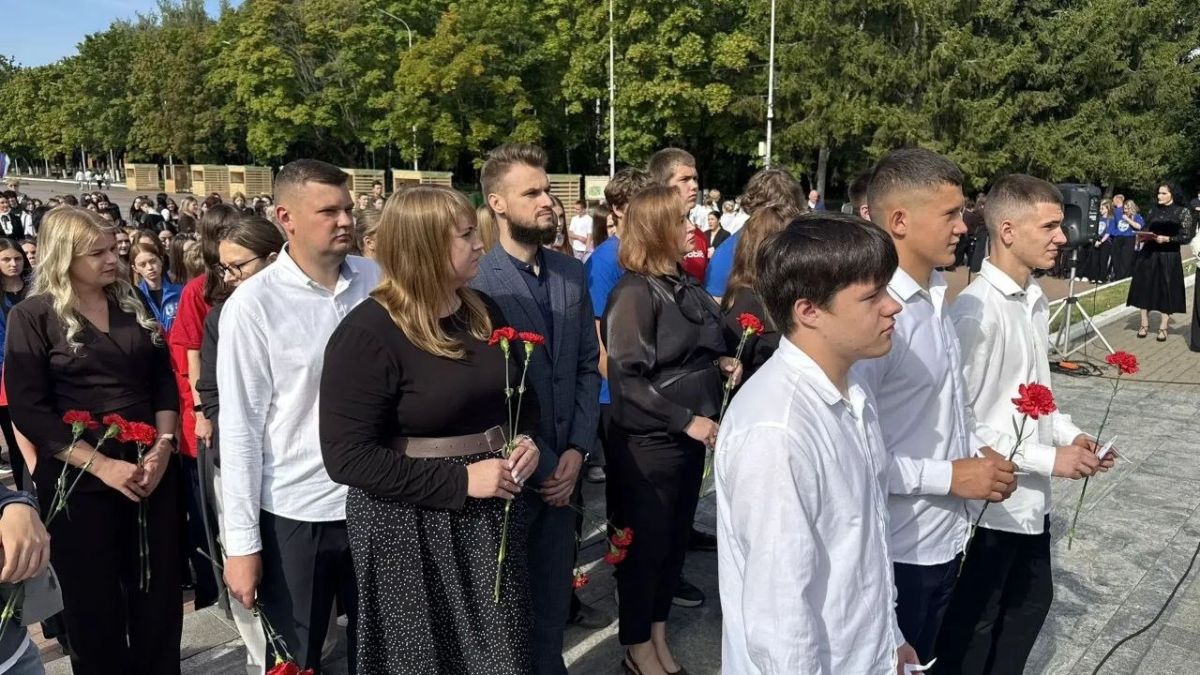 «Зачем в детей? Зачем стреляли...» - словами этой песни начался памятный митинг, посвященный жертвам Беслана «Зачем в детей? Зачем стреляли...» - словами этой песни начался памятный митинг, посвященный жертвам Беслана