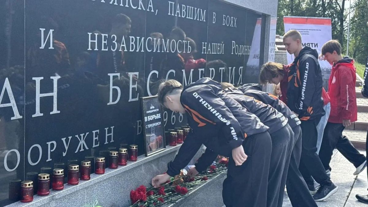 «Зачем в детей? Зачем стреляли...» - словами этой песни начался памятный митинг, посвященный жертвам Беслана «Зачем в детей? Зачем стреляли...» - словами этой песни начался памятный митинг, посвященный жертвам Беслана