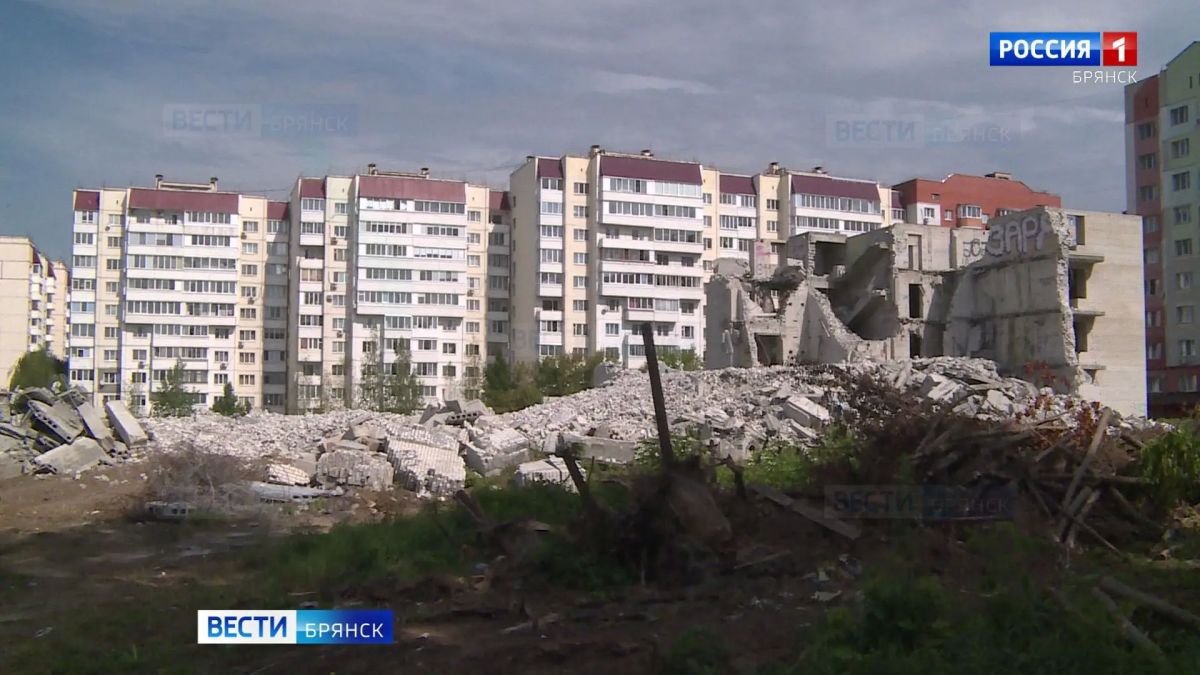 В Брянске сносят заброшенный 10 лет недострой на улице Брянского Фронта