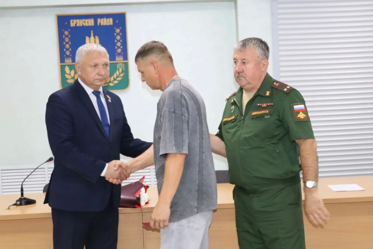 В Брянском районе вручили Ордена Мужества родным героев СВО В Брянском районе вручили Ордена Мужества родным героев СВО