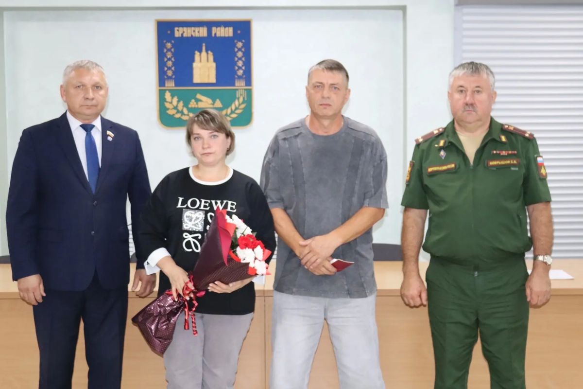 В Брянском районе вручили Ордена Мужества родным героев СВО В Брянском районе вручили Ордена Мужества родным героев СВО