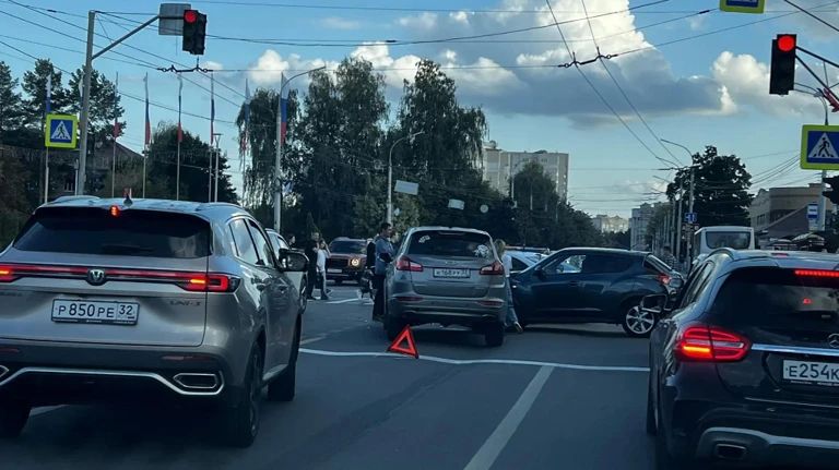 ДТП у Кургана Бессмертия собрало большую пробку в Брянске ДТП у Кургана Бессмертия собрало большую пробку в Брянске