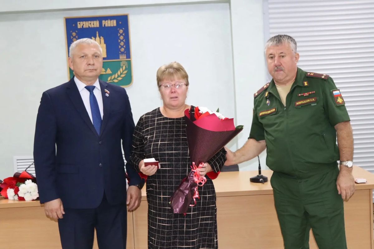 В Брянском районе вручили Ордена Мужества родным героев СВО В Брянском районе вручили Ордена Мужества родным героев СВО