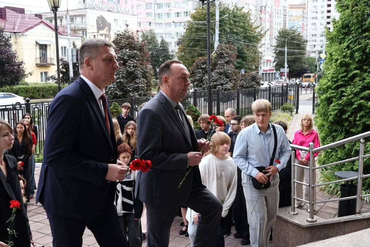 3 сентября, в День солидарности в борьбе с терроризмом, на площадке Брянского филиала Президентской академии (РАНХиГС) состоялась гражданская акция «Вместе против террора» 3 сентября, в День солидарности в борьбе с терроризмом, на площадке Брянского филиала Президентской академии (РАНХиГС) состоялась гражданская акция «Вместе против террора»
